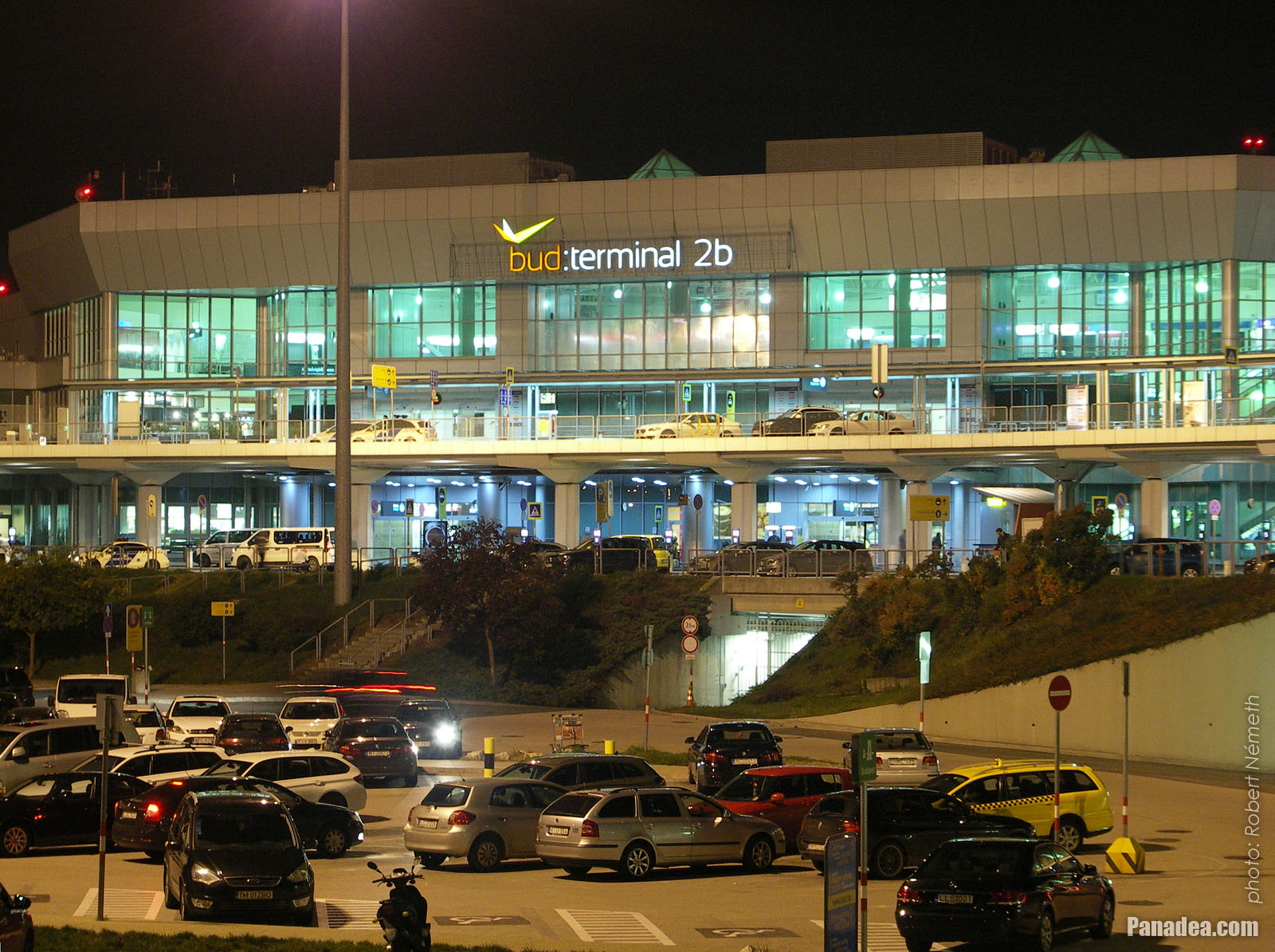 A Bud T2 parkoló térvilágításával és a közvetlen terminál összeköttetéssel rendelkező repülőtéri szállodát kiszolgáló út közművének erősáramú szerelésével járulunk hozzá az évente több, mint 4 millió utazó kényelméhez